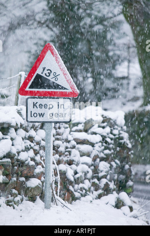 Ein Straßenschild auf Kirkstone Pass im Lake District in starkem Schneefall UK Stockfoto