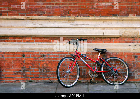 Nicht mehr fahrtaugliche Velos in Straße Vandalismus Student transport Stockfoto