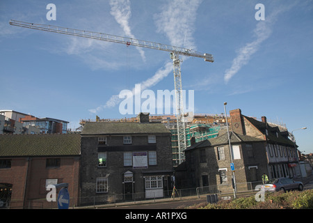 Großer Kran über Dach der Suffolk University Campus unter Konstruktion, Ipswich, Suffolk, England Stockfoto