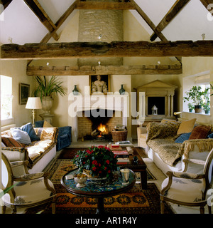 Holzbalken Wohnzimmer mit Kamin in einem englischen Landhaus Stockfoto