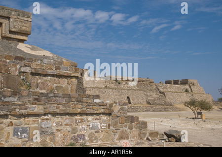 Mexiko Oaxaca Monte Alban Orig 200 v. Chr. Bauten L O Vordergrund Stockfoto