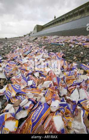 Schokoladenkekse gewaschen über Bord von Riverdance, die an den Strand aus Blackpool gespült Stockfoto