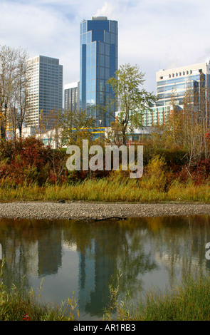 Architektur: Aussicht auf die Innenstadt mit Reflexionen im Fluss Stockfoto