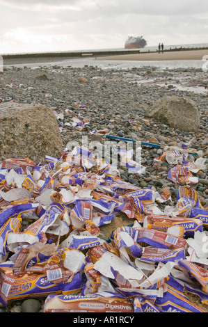 Schokoladenkekse gewaschen über Bord von Riverdance, die an den Strand aus Blackpool gespült Stockfoto