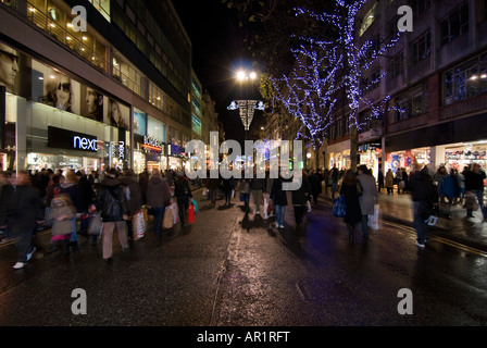 Horizontalen Weitwinkel von den bunten Weihnachtsbeleuchtung und vielen Weihnachts-Einkäufer im Zentrum von London in der Nacht Stockfoto