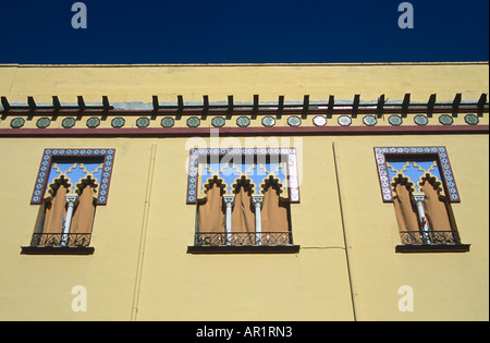 Drei reich verzierte bunte Fenster im Gebäude, Plaza del Triunfo, Cordoba, Spanien Stockfoto