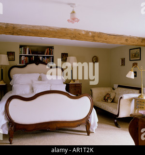 Holzbalken Schlafzimmer in einem Bauernhaus in Wiltshire Stockfoto