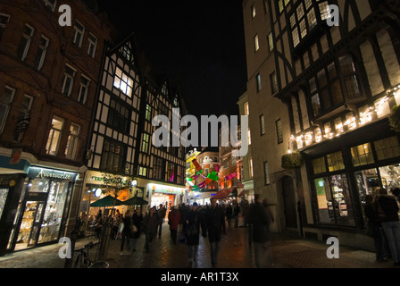 Horizontalen Weitwinkel der Weihnachtsbeleuchtung und Shopper zu Fuß entlang der Carnaby Street im Zentrum von London bei Nacht Stockfoto