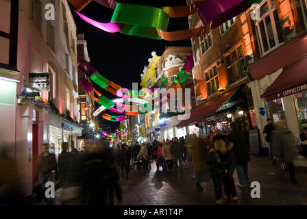 Horizontalen Weitwinkel der Weihnachtsbeleuchtung und Shopper zu Fuß entlang der Carnaby Street im Zentrum von London bei Nacht Stockfoto