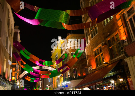 Horizontale Nahaufnahme der hellen "Papier Kette" Weihnachtsbeleuchtung entlang der Carnaby Street im Zentrum von London in der Nacht Stockfoto