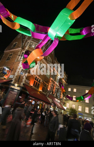 Vertikale Weitwinkel der Weihnachtsbeleuchtung und Shopper zu Fuß entlang der Carnaby Street im Zentrum von London bei Nacht Stockfoto