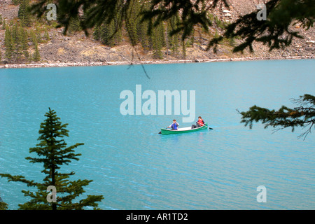 Kanuten auf Moraine Lake, Banff Nationalpark, Alberta, Stockfoto