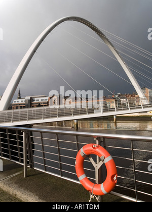 Millenium Fuß Brücke über den Fluss Tyne zwischen Gateshead und Newcastle mit orange Rettungsring Stockfoto