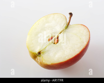 Die Hälfte eines Apfels mit Pips - Braeburn Stockfoto