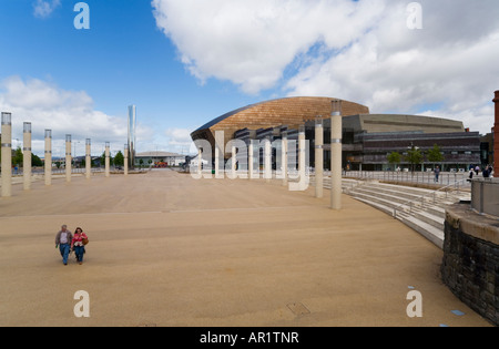 Roald Dahls Plas, ehemals das Oval Basin, zeigt die Säulen in Cardiff Bay, Wales mit dem Millennium Center im Hintergrund Stockfoto