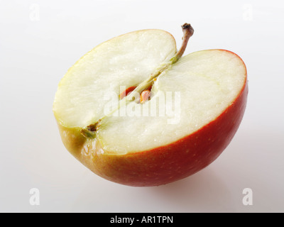 Die Hälfte eines Apfels mit Pips - Braeburn Stockfoto