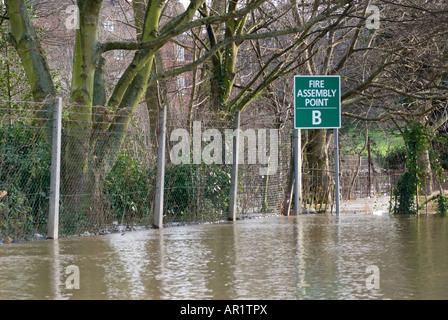 Eine Versammlung Punkt Feuerzeichen umgeben von Hochwasser Stockfoto