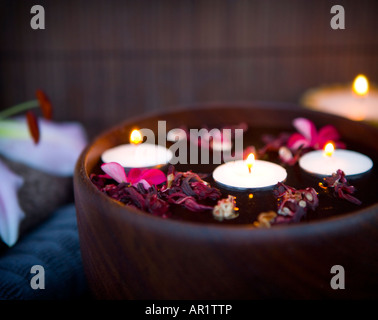 Spa-Ambiente mit Schwimmkerzen und gefaltete Handtücher Stockfoto