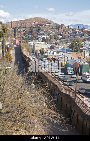 Nogales, Arizona ein Abschnitt von den Grenzzaun, der die Vereinigten Staaten auf der linken Seite aus Mexiko trennt Stockfoto