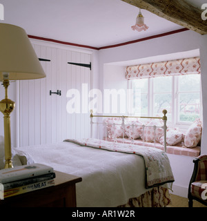 Schlafzimmer mit gusseisernen Bett in englischen Landhaus Stockfoto