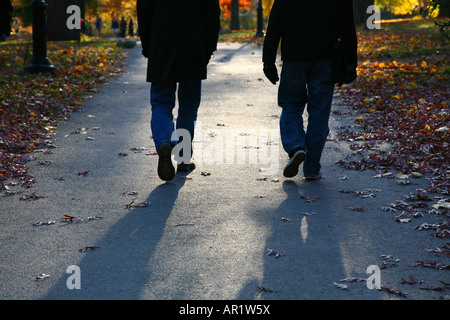 Zwei Menschen zu Fuß auf einem Weg in einem park Stockfoto