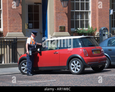 [Traffic Warden] Parkplatz Ticket Straftat Leeds Stockfoto