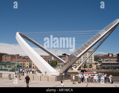 Newcastle Gateshead Millennium Bridge am Tyne Tyne and Wear, England Stockfoto