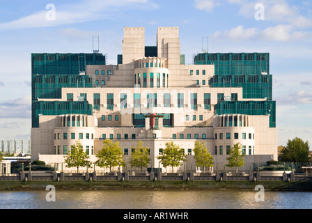 Horizontale Ansicht über die Themse des SIS, aka das Gebäude MI6, in Vauxhall an einem sonnigen Tag Stockfoto