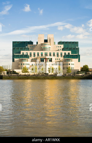 Vertikale Ansicht des Gebäudes aka der MI6 SIS Gebäude in Vauxhall spiegelt sich in der Themse an einem sonnigen Tag. Stockfoto