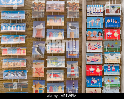 Am Meer Postkarten zum Verkauf in einem Rack vor einem Geschäft in Whitby North Yorkshire UK Stockfoto