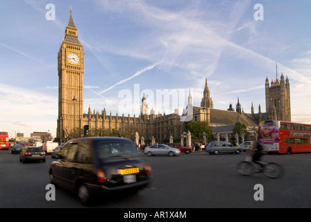 Horizontalen Weitwinkel der Houses of Parliament und Big Ben in Westminster mit Verkehr Zoomen bestanden in der Nacht beleuchtet. Stockfoto