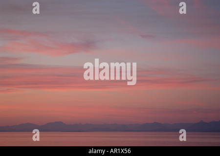 Sonnenuntergang über der Küste von British Columbia in der Nähe von Powel River von Vancouver Island aus gesehen Stockfoto