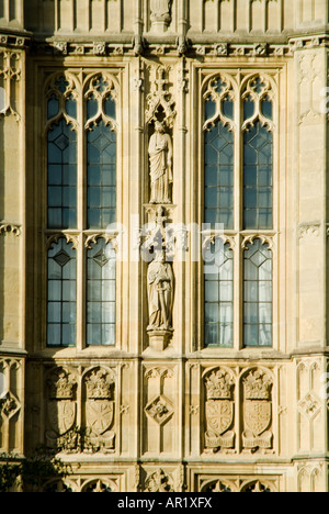 Vertikale Großaufnahme der Steinmetzarbeiten Feigen- und Schriftrollen auf der Außenseite der Houses of Parliament an einem sonnigen Tag Stockfoto