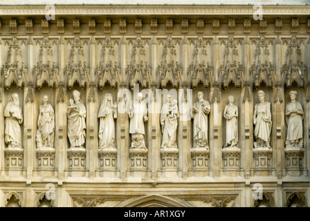 Horizontale Nahaufnahme von der Great West Tür der Westminster Abbey mit den Skulpturen von zehn 20. Jahrhundert christliche Märtyrer. Stockfoto