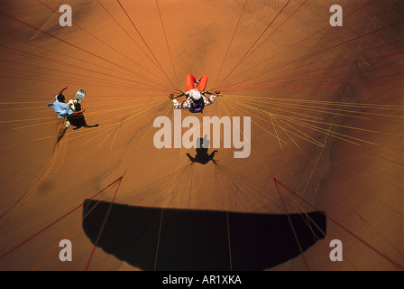 Paragliding und Sandboarding in der Wüste von Namibia, Afrika Stockfoto