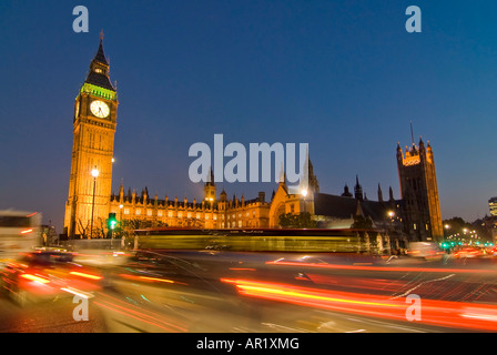 Horizontalen Weitwinkel der Houses of Parliament und Big Ben in Westminster, die nachts beleuchtet. Stockfoto