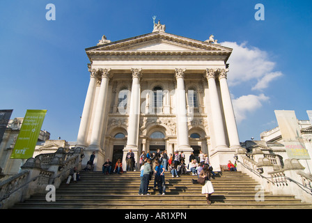 Horizontalen Weitwinkel von Touristen sitzen auf den Stufen des vorderen Eingang der Tate Britain Gallery an einem sonnigen Tag. Stockfoto