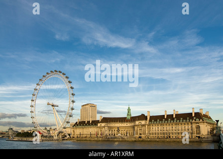 Horizontalen Weitwinkel von halb Rundbau County Hall und das London Eye auf der Southbank an einem sonnigen Tag Stockfoto