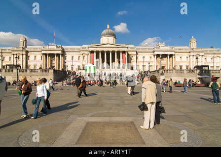 Horizontalen Weitwinkel der imposante Nationalgalerie an der Nordseite des Trafalgar Square an einem sonnigen Tag. Stockfoto