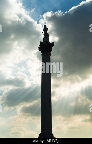 Vertikale Nahaufnahme von Nelson Säule in der Mitte des Trafalgar Square Silhouette gegen die Sonne an einem sonnigen Tag. Stockfoto