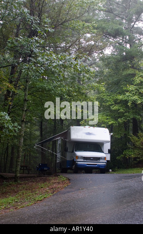 Ein Reisebus parkte und wurde auf dem Campingplatz des Unicoi State Park im Norden von Georgia, USA, aufgestellt Stockfoto