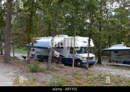 Freizeitfahrzeug inmitten Campingplatz im Staatspark Tallulah Schlucht im Norden Georgiens Stockfoto