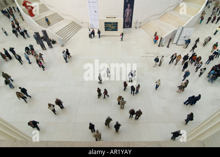 Horizontale erhöhten Weitwinkel von vielen Touristen in der Queen Elizabeth II Great Court im Zentrum des britischen Museums Stockfoto