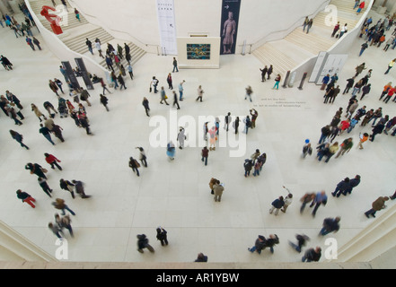 Horizontale erhöhten Weitwinkel von vielen Touristen in der Queen Elizabeth II Great Court im Zentrum des britischen Museums Stockfoto