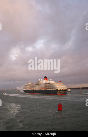 Carnival Cruises Cunard cruise Liner, die "Queen Victoria" in ihren Heimathafen kommt zum ersten Mal aus der Bauherren Stockfoto