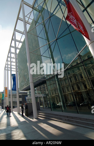 Vertikale architektonische Weitwinkel vom Imperial College London an einem sonnigen Tag Stockfoto