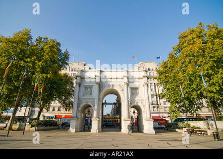 Horizontalen Weitwinkel von Marble Arch, das weiße Marmor-Denkmal steht am westlichen Ende der Oxford Street an einem sonnigen Tag Stockfoto