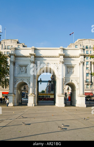 Vertikale Weitwinkel von Marble Arch, das weiße Marmor-Denkmal steht am westlichen Ende der Oxford Street an einem sonnigen Tag Stockfoto