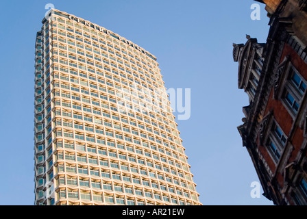 Vertikale Ansicht der Centre Point - der 1960er Jahre Beton und Glas Bürogebäude auf Tottenham Court Road gegen strahlend blauen Himmel Stockfoto