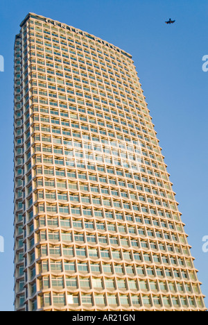 Horizontale Ansicht der Centre Point - der 1960er Jahre Beton und Glas Bürogebäude auf Tottenham Court Road gegen strahlend blauen Himmel Stockfoto